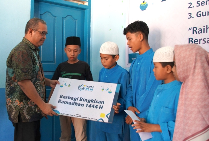 Tebarkan Senyum Kebahagiaan Ramadhan, PLN Berikan Santunan Yatim Dhuafa dan Guru Ngaji