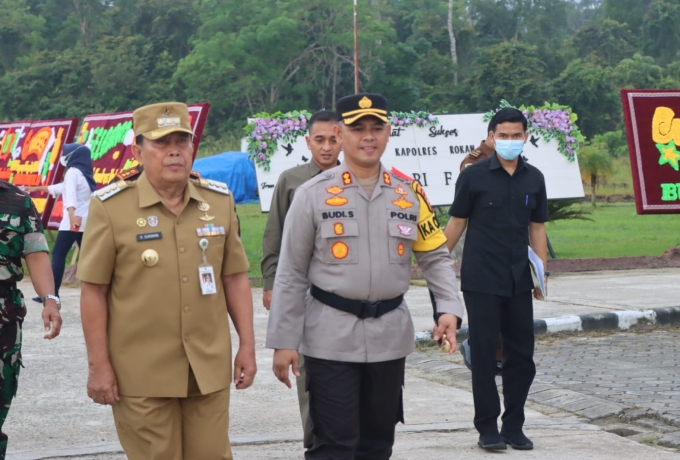 Kapolres AKBP Budi Dampingi Bupati H Sukiman Pimpin Apel Gelar Pasukan Operasi Ketupat Lancang Kuning 2023