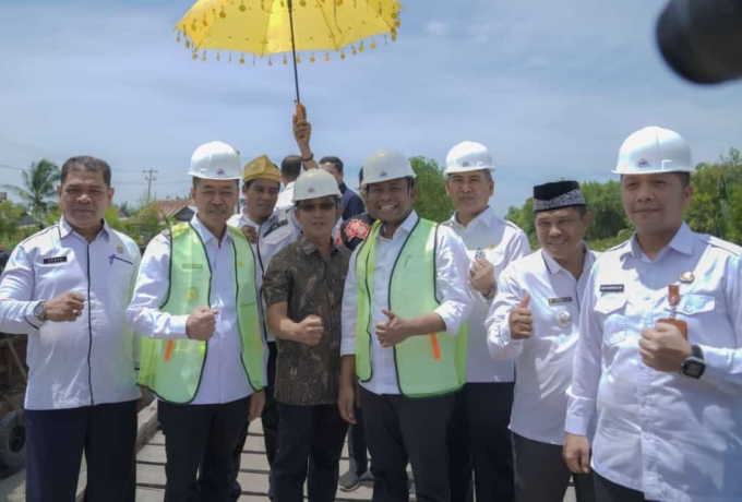 Bupati Rohil Laksanakan Peletakan Batu Pertama Pembangunan Jembatan