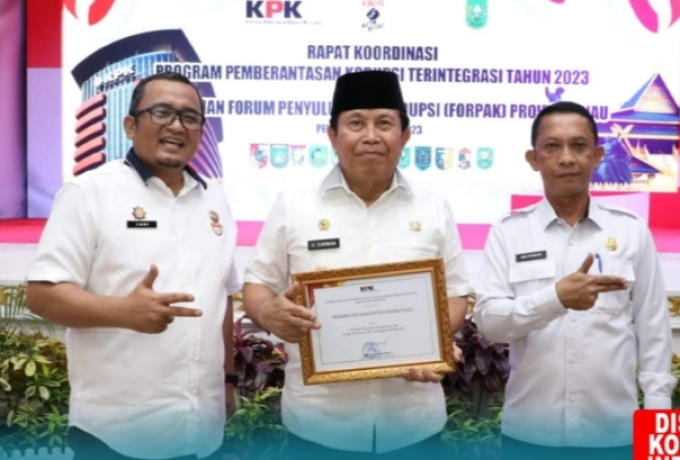 Bupati Sukiman Terima Penghargaan Indeks SPI dari KPK RI