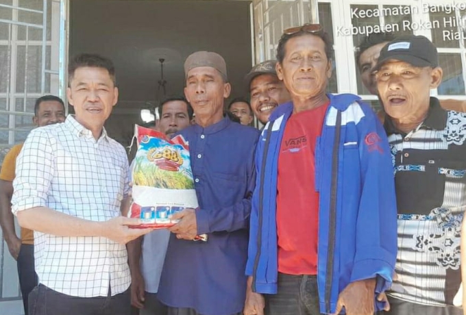 Bupati Rohil Serahkan Bantuan Untuk Sejumlah Pekerja Kayu