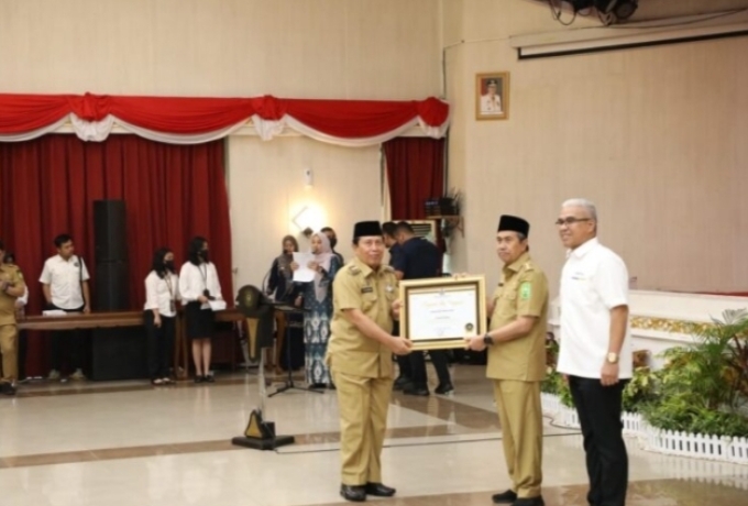 Terbaik II Dalam Penyaluran KUR dan Ultra Mikro, Bupati H. Sukiman Terima Penghargaan Anugerah Treasury Award dari DJPB Riau