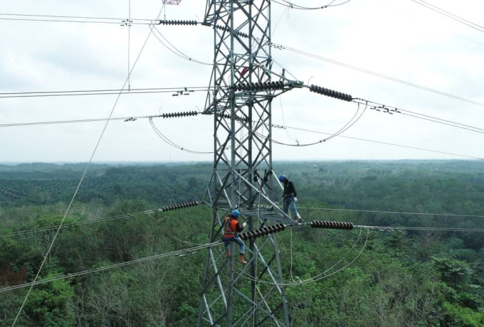 Tingkatkan Keandalan, PLN Lakukan Pemeliharaan Jaringan Transmisi Rengat-Teluk Kuantan