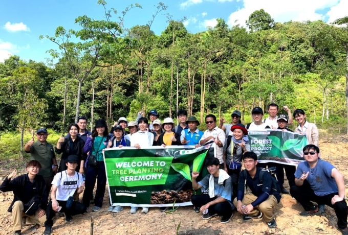 Mahasiswa dan Pelajar Jepang Tanam Pohon di Tahura