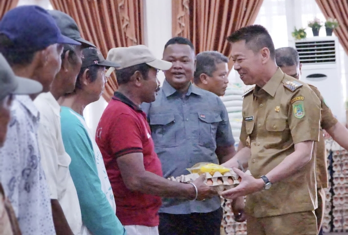 Temu Ramah Dengan Abang Becak dan Gerobak, Bupati Rohil Serahkan Bantuan Sembako