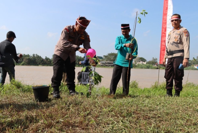 Kapolres Inhu Hijaukan DAS Teluk Erong