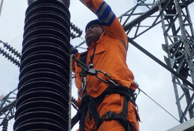 Jaga Keandalan Listrik, PLN Lakukan Pemeliharaan Jalur Rengat-Tembilahan