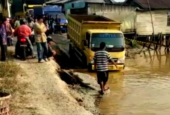 Jalan Ambruk, Wardan Perintahkan Dinas PUTR Segera Perbaiki