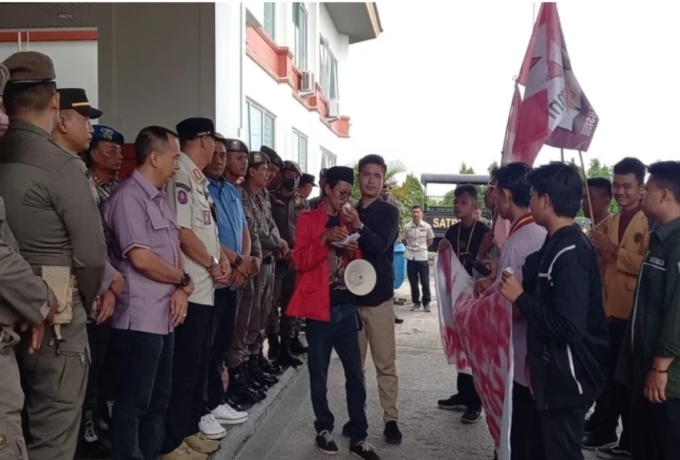 Tanggapi Demo Jembatan Sungai Piring, Ketua DPRD Inhil Ajak Audiensi Mahasiswa