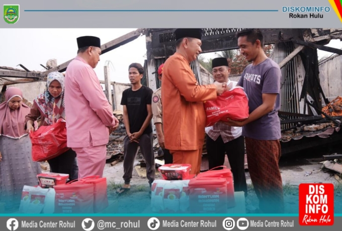 Wabup Rohul Indra Gunawan Serahkan Bantuan Bagi Korban Kebakaran Di Ujung Batu