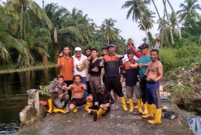 Walaupun Banjir Sudah Surut, Tim Satgas Banjir DLH Rohil Kembali Lakukan Normalisasi Parit dan Sungai