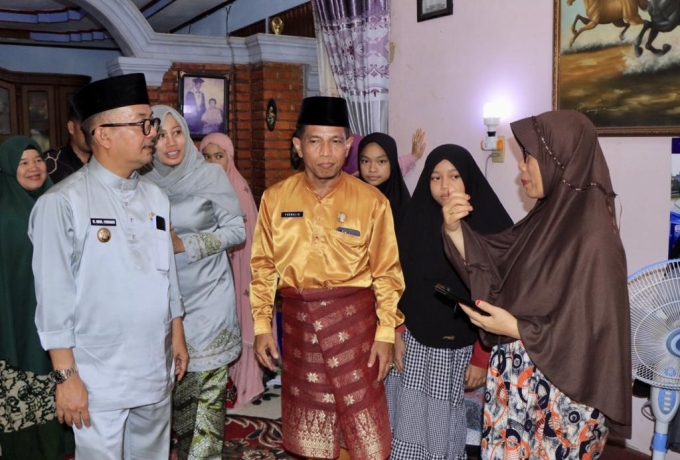 Pj Bupati Kampar bersama Istri Tinjau Kafilah Kampar