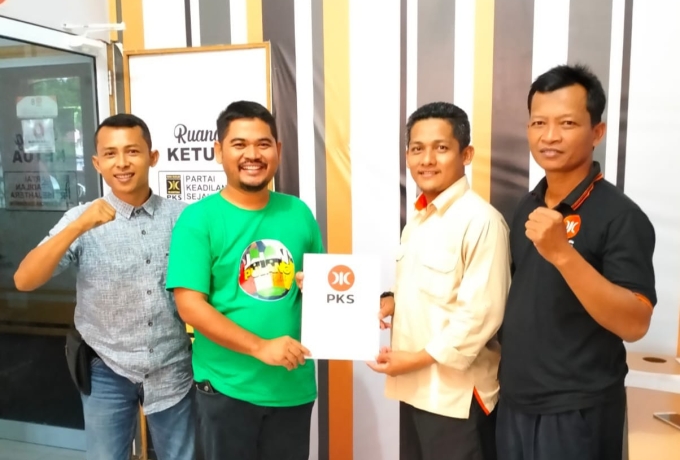 Yuyun Hidayat Ambil Formulir  Pendaftaran Penjaringan Balon Bupati Kampar Oleh PKS