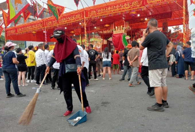 Selama Ritual Budaya Bakar Tongkang, DLH Rohil Kerahkan 600 Petugas Kebersihan