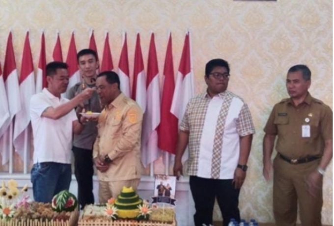 Sekdakab Fauzi Efrizal Dapat Suprise Dari Bupati Rohil Afrizal Sintong