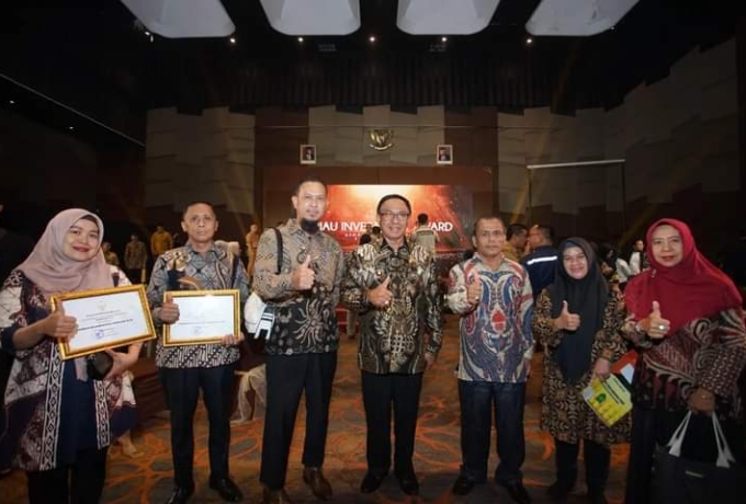 Kepala DPMPTSP Inhil Dampingi Bupati HM Wardan Terima Penghargaan Riau Investment Award