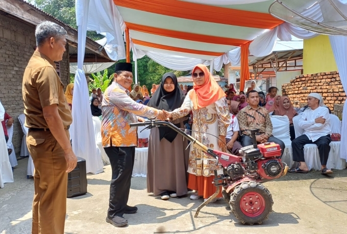 Wakil Ketua DPRD Kampar, Fahmil Serahkan Cultivator Untuk KWT Seroja