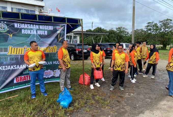 Jumat Berkah, Kejari Rohul Bagikan 50 Paket Nasi Gratis