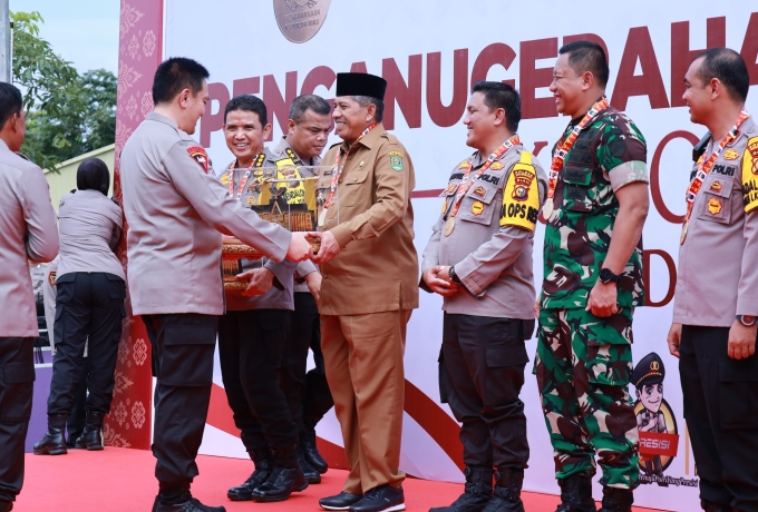 Dukung Kinerja Kepolisian, Bupati Siak Terima Penghargaan Dari Kapolda Riau