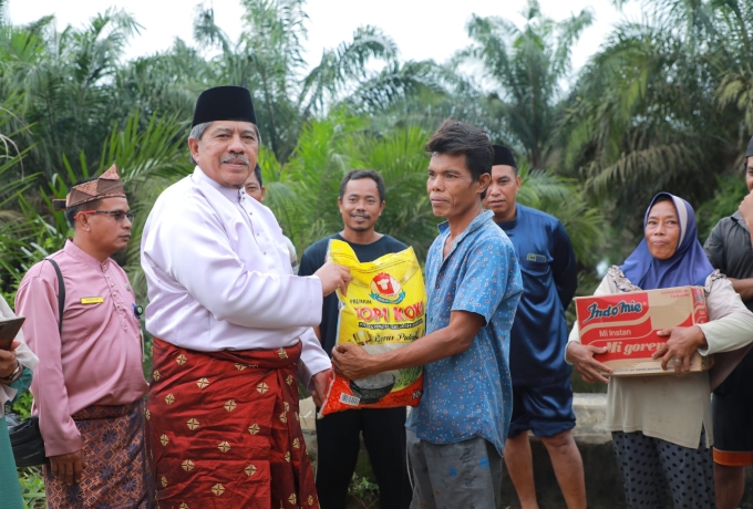 Bupati Alfedri Temui Warga Terdampak Banjir Teluk Lancang