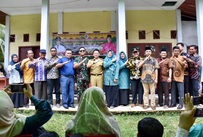 Anggota DPRD Kampar Bersama Pj Bupati Serahkan Bantuan Untuk Masyarakat Desa Teratak