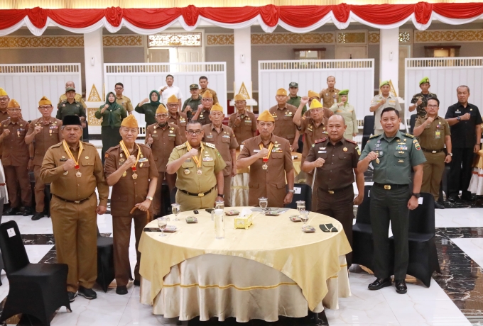 Komitmen Terhadap LVRI, Bupati Siak Alfedri Terima Tanda Bintang Dari Legiun Veteran Republik Indonesia