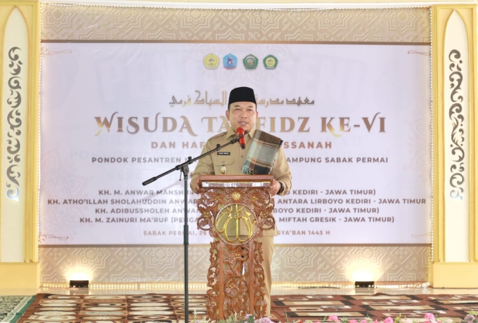 Hadir Wisuda Tahfidz ke-6 dan Haflah Akhirussanah Pondok Pesantren Madrasatul Qur'an, Wabup Husni Beri Bonus 8 Santri Hafiz 30 Juz