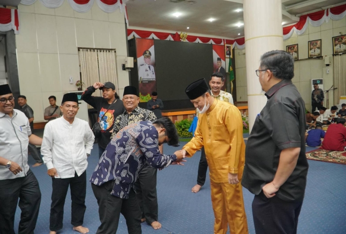 Sambut Ramadhan 1445 H, Pj Bupati Kampar Makan dan Do'a Bersama Warga Pandopo