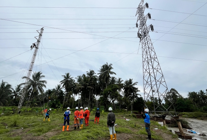 PLN Cepat Tanggap Tangani Gangguan Beberapa Tower Terdampak Banjir & Tanah Longsor di Sumatera Barat