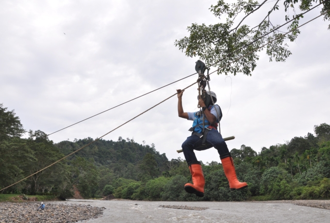 Hari Pertama Ramadhan, Personil PLN Terus Percepat Recovery Tower Terdampak Banjir dan Longsor