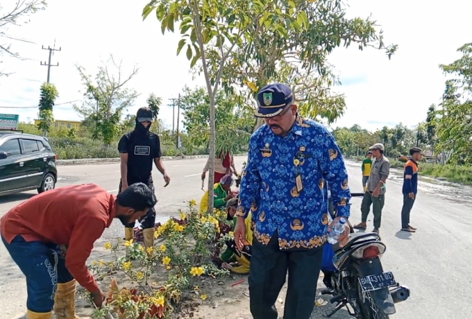 Kadis LH Rohil Turun Langsung Bersihkan Lumpur Air Pasang Sungai Rokan