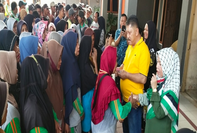 Sambut Idul Fitri 1445 H, Kepala Bapenda Kampar Berbagi Kebahagian Dengan Petugas Kebersihan