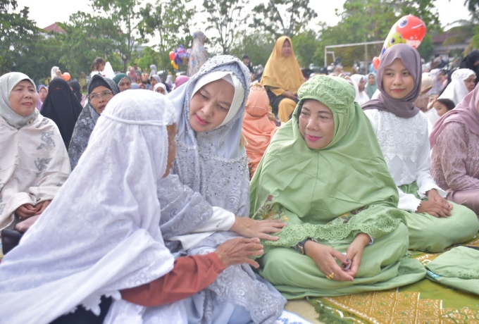 Pj. Ketua TP PKK Kab. Kampar Dampingi Pj. Bupati Kampar,  Sholat Idul Fitri 1445 H Di Lapangan Pelajar