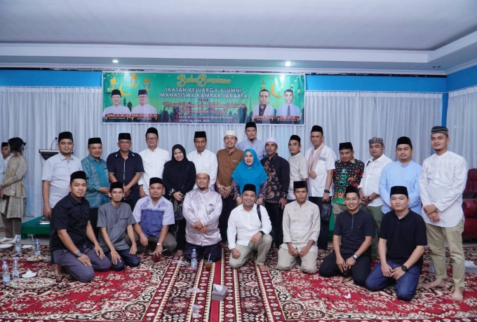 Plh Sekda Kampar Bersama IKAMKJ Serahkan Santunan Anak Yatim