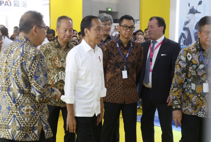 Dikunjungi Presiden Jokowi, Dirut PLN Paparkan Kesiapan Ekosistem Kendaraan Listrik di Booth PLN di PEVS 2024