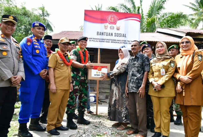 Wabup Dampingi Paban VI/Taswilnas Ster TNI Serahkan Bansos ke Warga Rupat