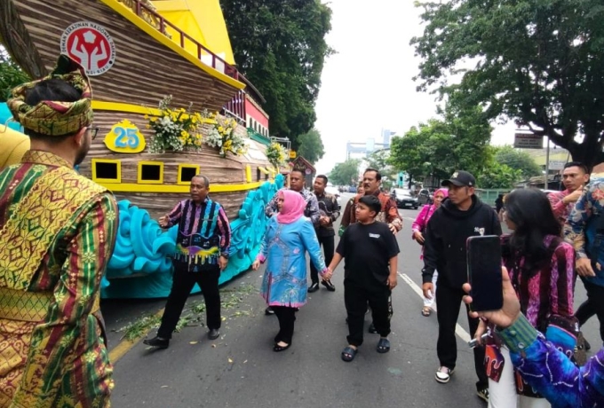 Bupati Kasmarni Hadiri Kirab Budaya, Sempena HUT Ke-44 Dekranasda Di Kota Surakarta