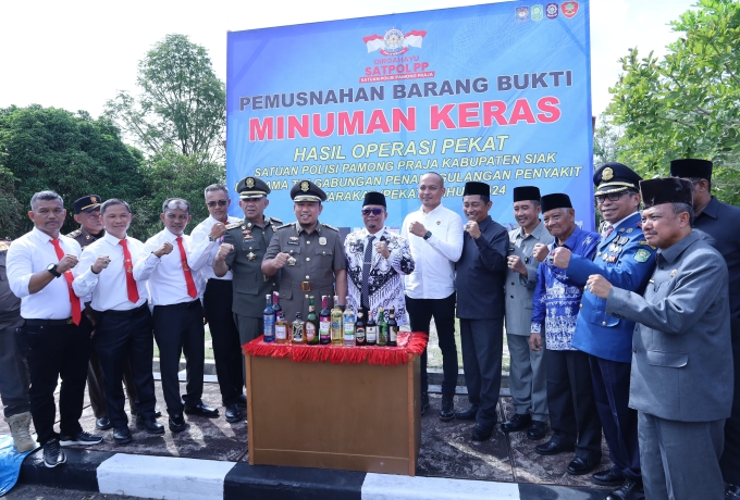 Satpol PP Siak Musnahkan Ribuan Botol Miras