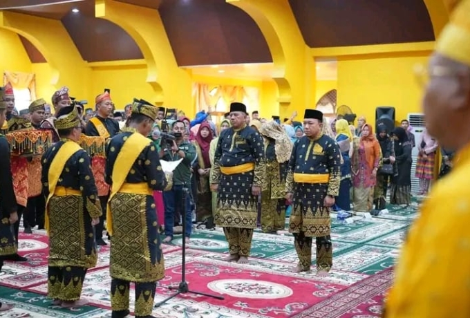 Bupati dan Wabup Siak Dapat Gelar Adat Dari LAMR