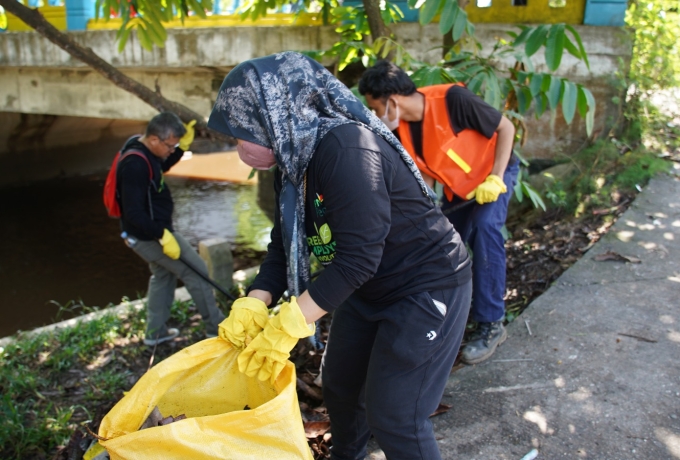 Peringati Hari Lingkungan Hidup Sedunia, PLN Bersihkan Sungai Tangkerang Pekanbaru