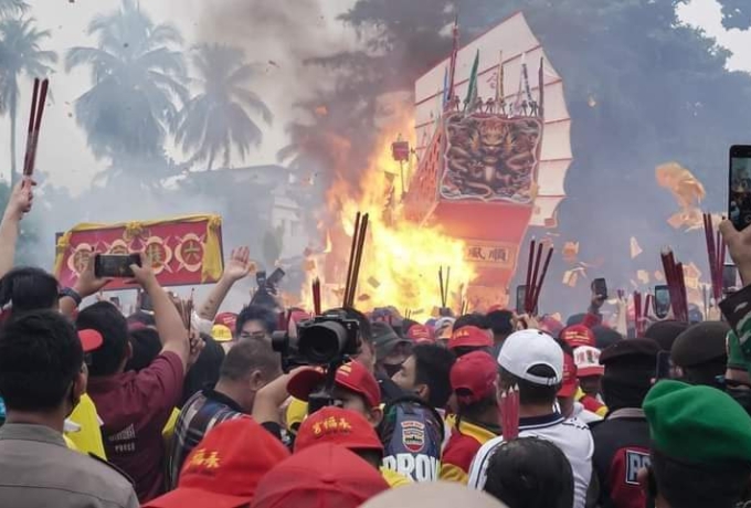 Puluhan Ribu Masyarakat Saksikan Pembakaran Replika Kapal Tongkang