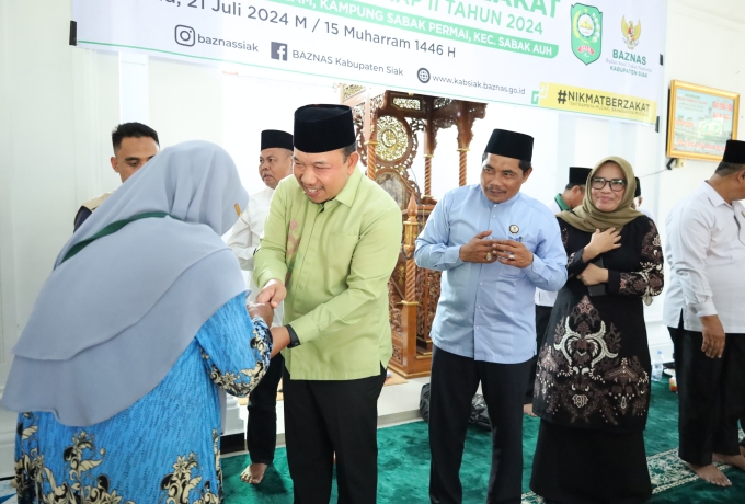 Wabup Husni Merza Serahkan Zakat Komsumtif Tahap 2 di Kecamatan Sabak Auh