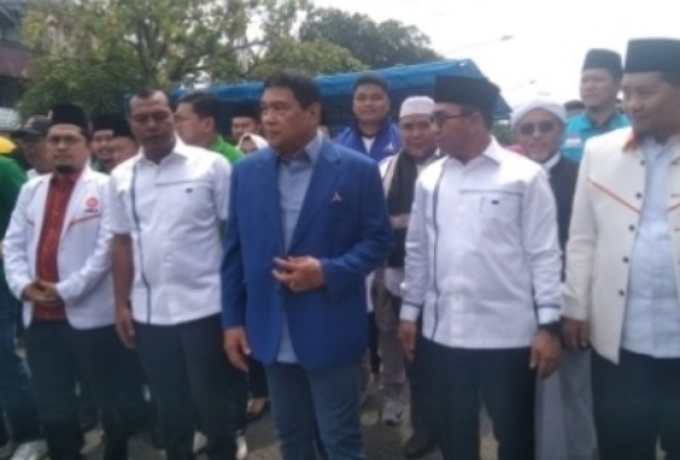 Sang Pamong Drs. Achmad M.Si Antar Kelmi Amri-Asparaini Mendaftar Ke KPU Rohul