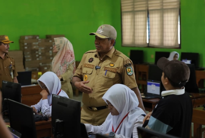 Sambangi SMA Negeri 1 Sungai Apit Bupati Alfedri Harap Siswa 17 Tahun Sudah Punya IKD