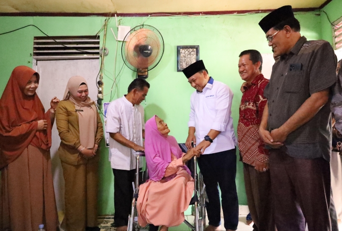 Penuh Haru, saat Ratmina Terima Kursi Roda dari Wakil Bupati Siak