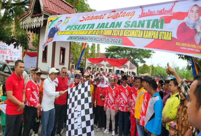 Azwan Buka Secara Resmi Gerak Jalan dalam Rangka HUT RI ke-79 di Kantor Camat Kampar Utara