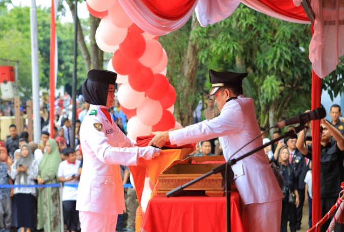 Bertindak Sebagai Irup, Pj Bupati Kampar Hambali Serahkan Duplikat Bendera Pusaka Merah Putih