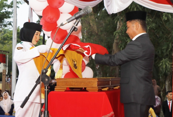 Pj. Sekda Kampar Jadi Irup  Upacara Penurunan Bendera HUT RI Ke-79