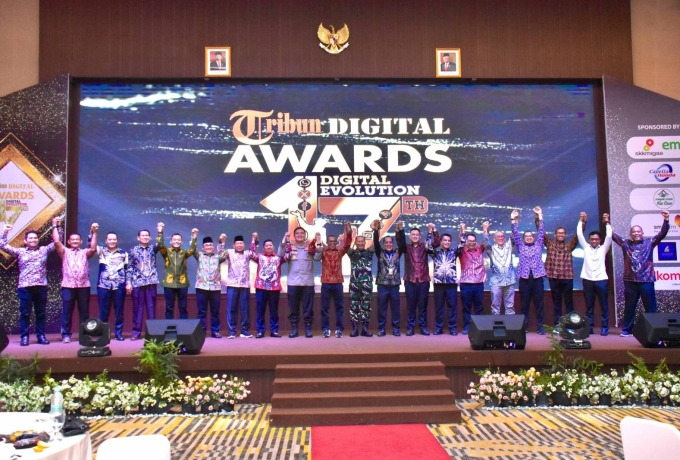 Pemkab Kampar Terima Penghargaan Tribun Award