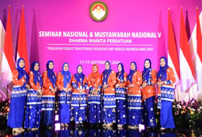 Plt Ketua Dharma Wanita Persatuan Kabupaten Kampar Ikuti Seminar Nasional